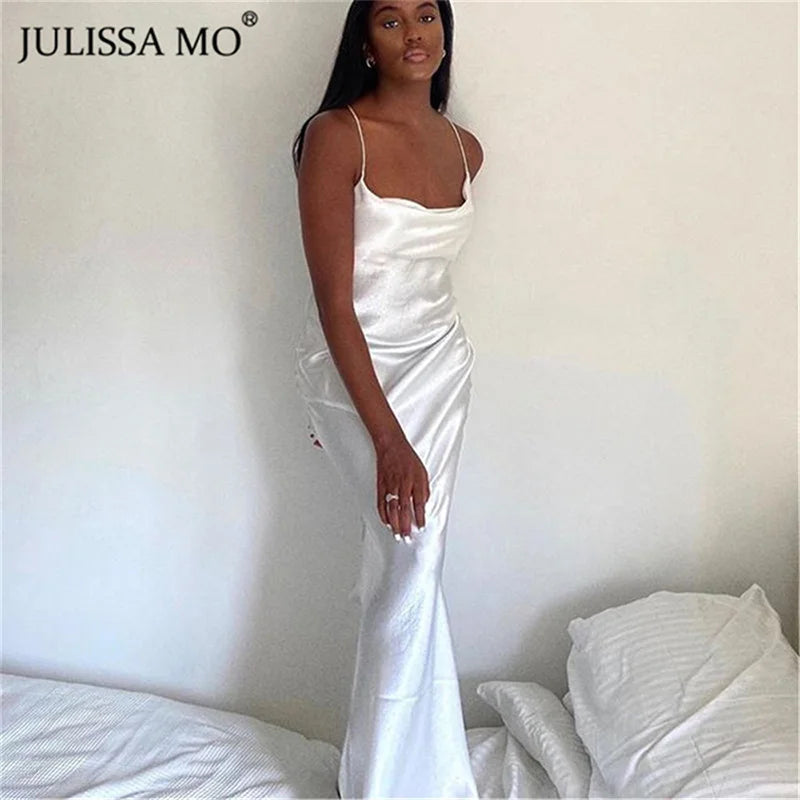 Robe Longue Satin Bretelles Lacets Dos Nu — Soirée Élégante 2026