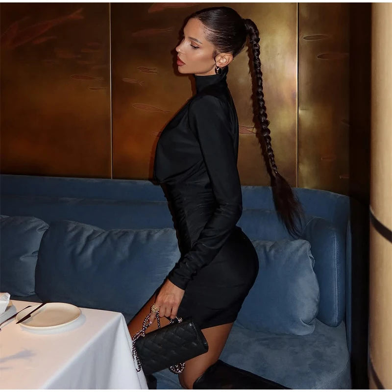 Mini-Robe Noire Épaulettes Plisées & Col Montant — Coupe Slim Tendance 2025