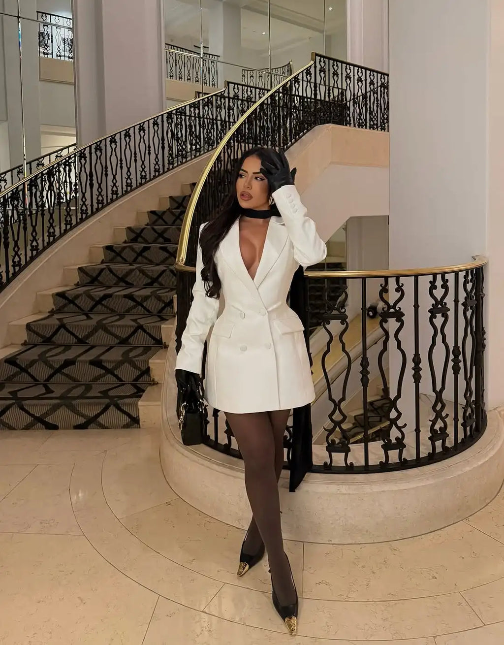 Robe Courte Chic Cintrée — Décolleté V & Double Boutonnage Manches Longues