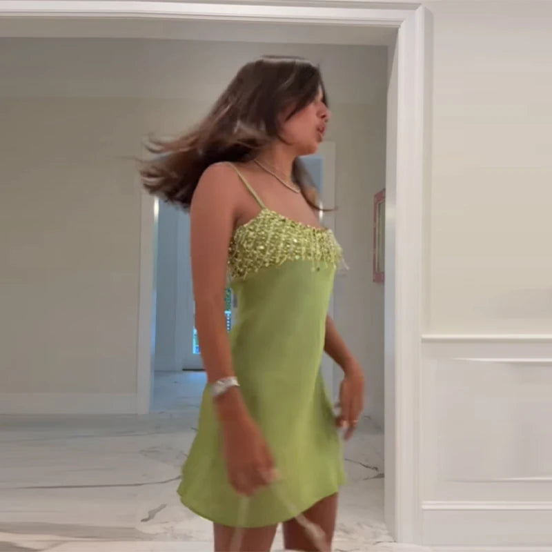 Robe Courte à Sequins & Franges en Satin — Col Carré & Bretelles Spaghetti Été 2026