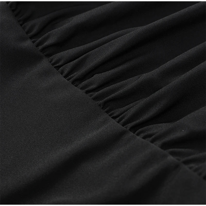 Mini-Robe Noire Épaulettes Plisées & Col Montant — Coupe Slim Tendance 2025