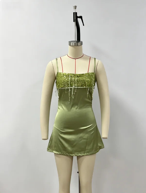 Robe Courte à Sequins & Franges en Satin — Col Carré & Bretelles Spaghetti Été 2026
