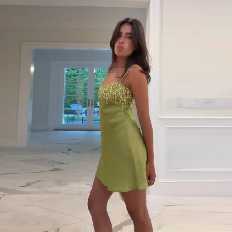 Robe Courte à Sequins & Franges en Satin — Col Carré & Bretelles Spaghetti Été 2026