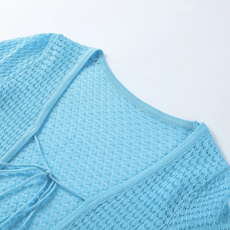 Robe Courte Ajourée en Maille à Lacets — Manches Évasées Plage Été 2026