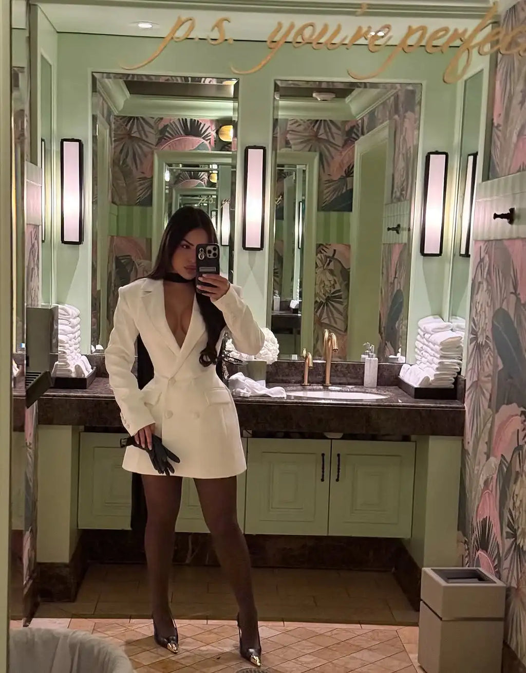 Robe Courte Chic Cintrée — Décolleté V & Double Boutonnage Manches Longues