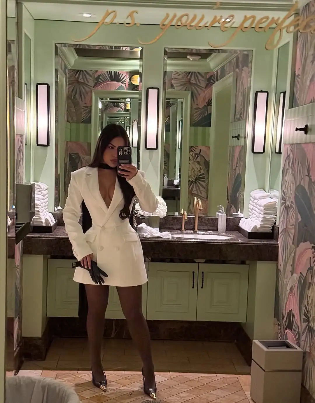 Robe Courte Chic Cintrée — Décolleté V & Double Boutonnage Manches Longues