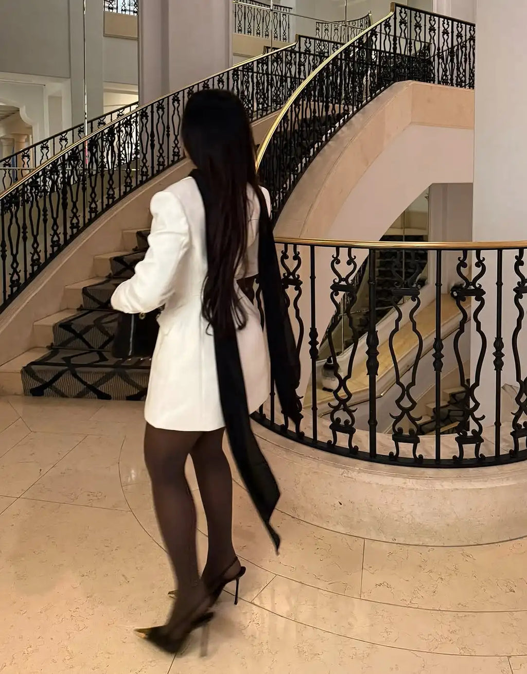 Robe Courte Chic Cintrée — Décolleté V & Double Boutonnage Manches Longues