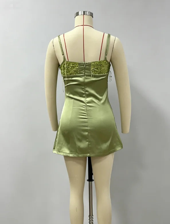 Robe Courte à Sequins & Franges en Satin — Col Carré & Bretelles Spaghetti Été 2026