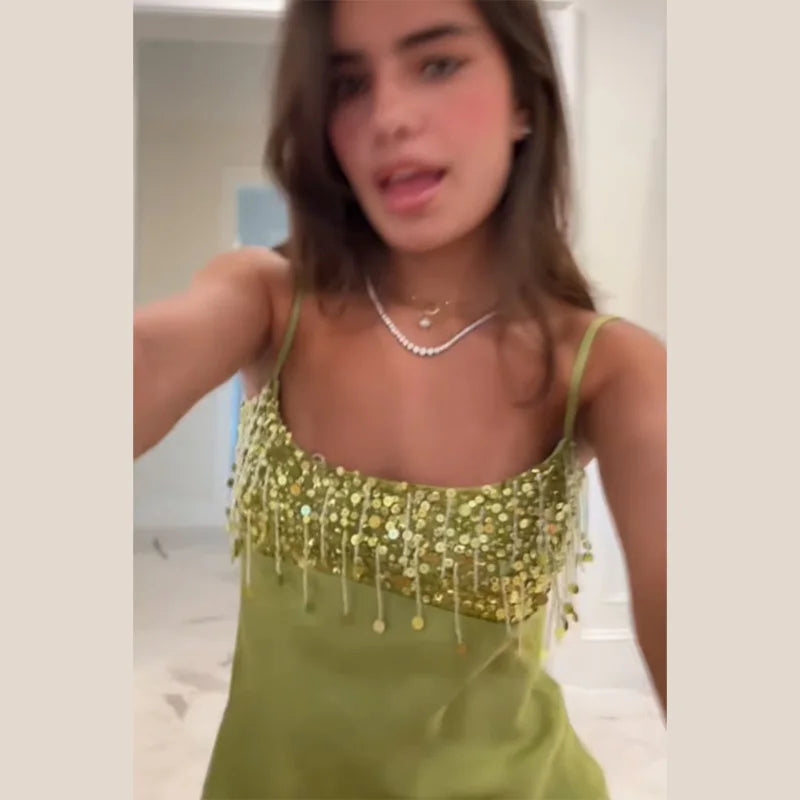 Robe Courte à Sequins & Franges en Satin — Col Carré & Bretelles Spaghetti Été 2026