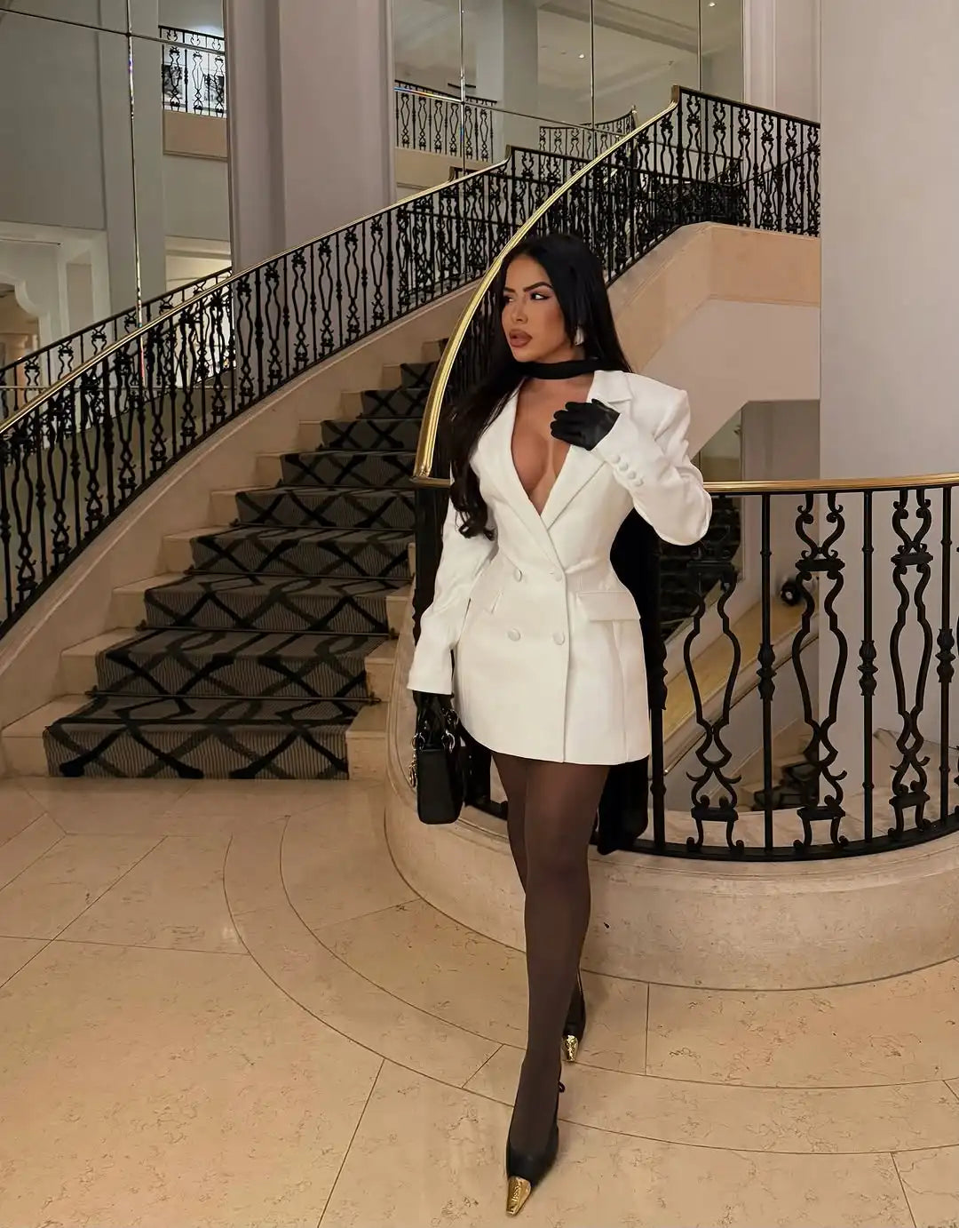 Robe Courte Chic Cintrée — Décolleté V & Double Boutonnage Manches Longues